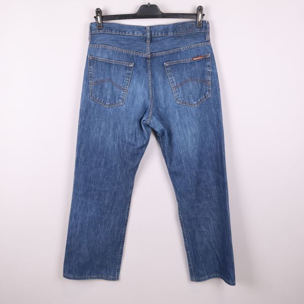 Blå jeans bakifrån med två bakfickor och label