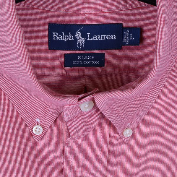 Närbild på Ralph Lauren etikett och krage med knappar