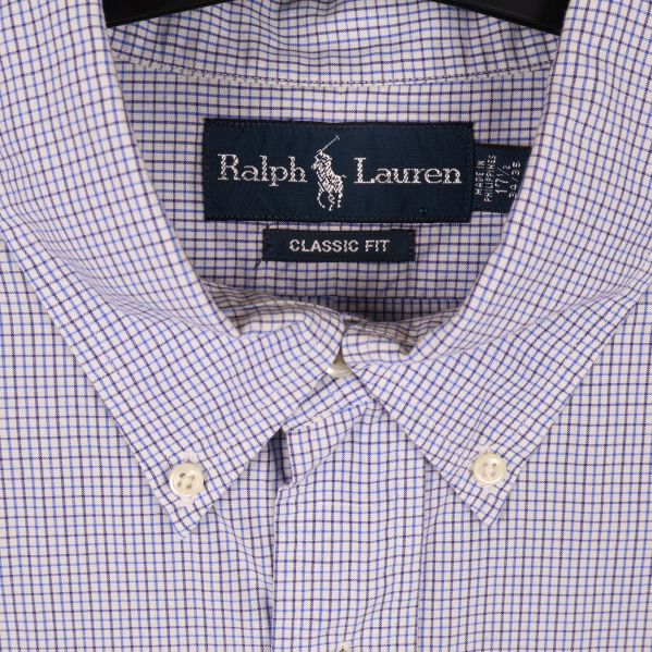 Närbild på Ralph Lauren-märke vid skjortkragen