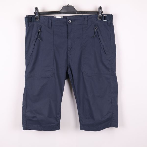 Blå shorts framifrån på galge med fickor och dragkedja