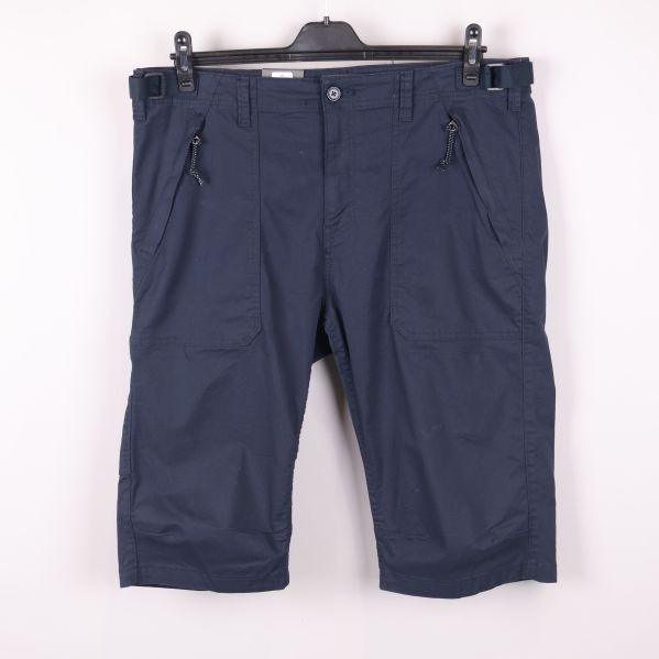 Framsidan av mörkblå shorts med detalj på fickor