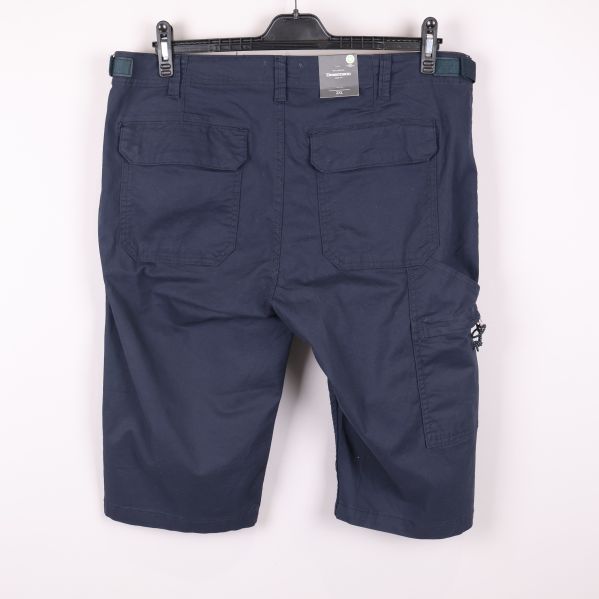 Baksidan av blå shorts med bakfickor och logolapp
