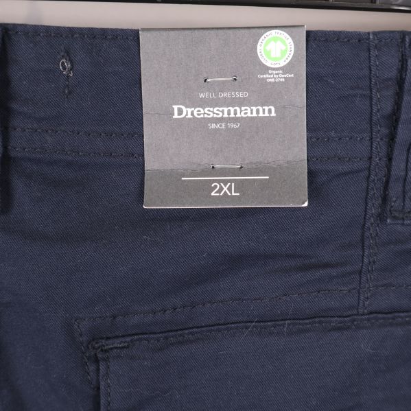 Närbild på etikett i linningen med Dressmann och storlek 2XL