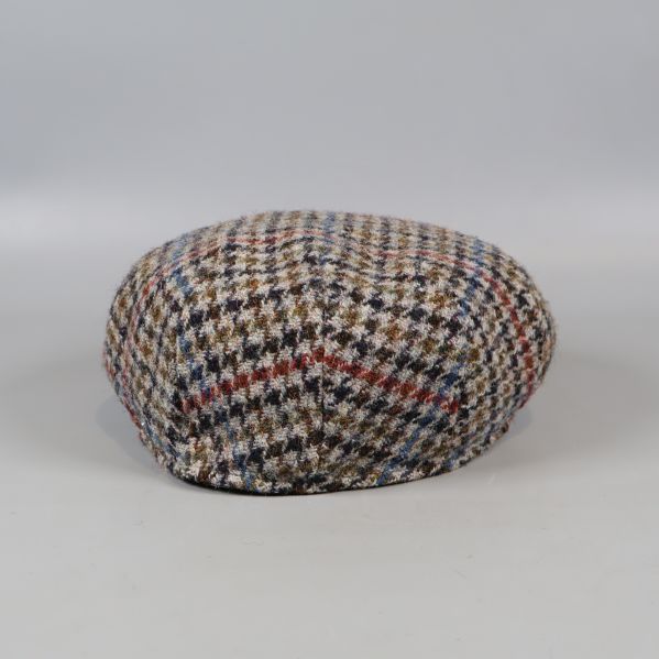 Kepsens ovansida med flerfärgat fiskbensmönster