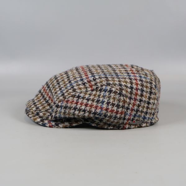Keps i tweed fotograferad från vänster sida