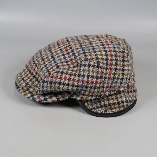 Keps i färgglad tweed, sida med skärm synlig