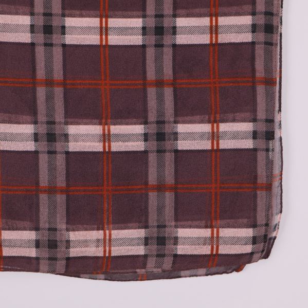 Närbild på rutigt scarf med detaljerat rutmönster
