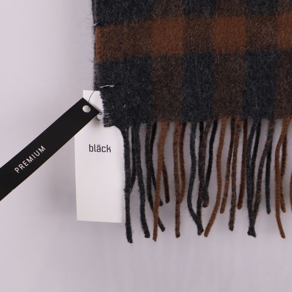 Nedre del av halsduk med fransar och tydliga etiketter