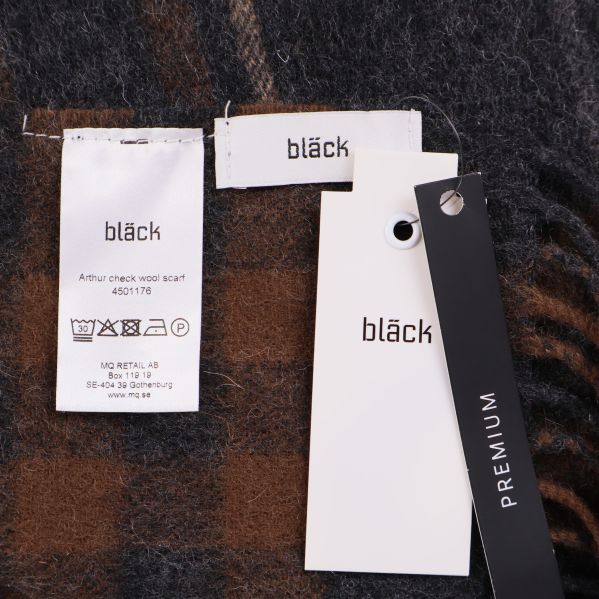 Närbild på flera etiketter där materialinformation kan ses