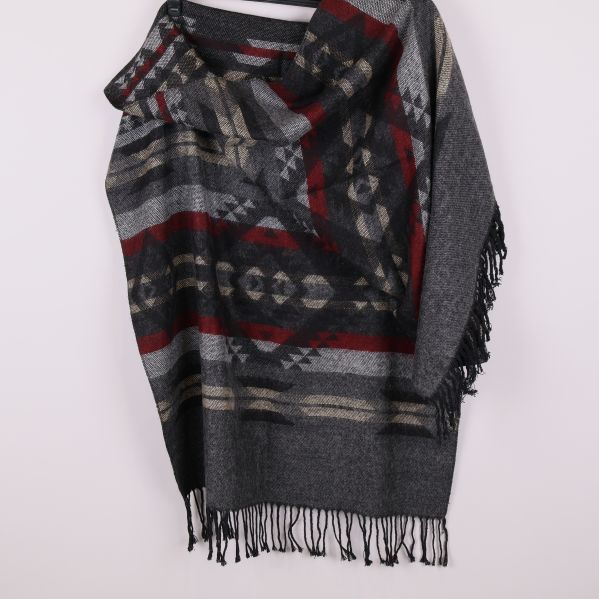 Halsduk draperad över galge med tydliga mönster och färger