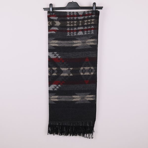 Halsduk i helbild med tydlig längd och fransar