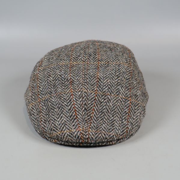 Tweedkeps med brunt, grått och orange i fiskbensmönster framifrån