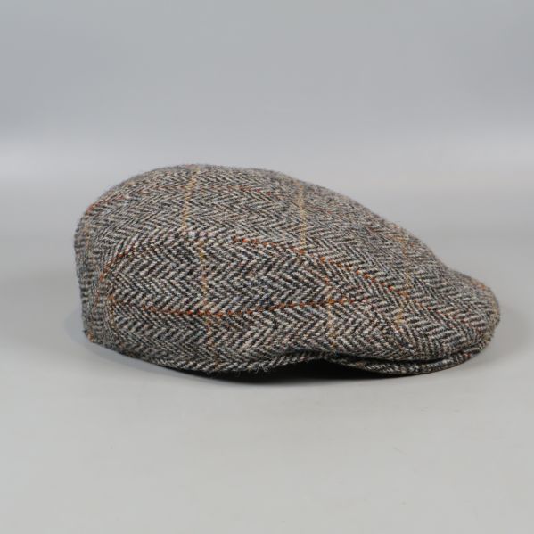 Tweedkeps i tidlös fiskbensdesign sedd från sidan