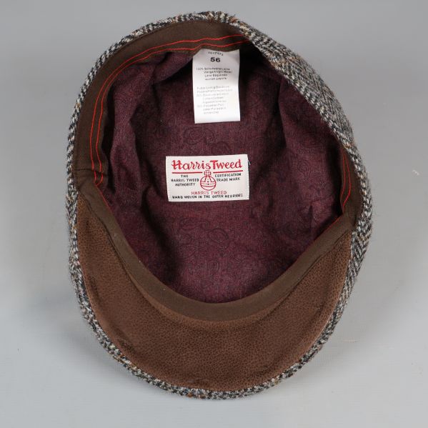 Insida av keps med vinrött foder och Harris Tweed-etikett