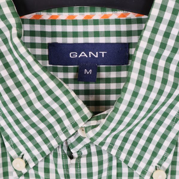 Närbild på etikett i kragen med GANT-logotyp