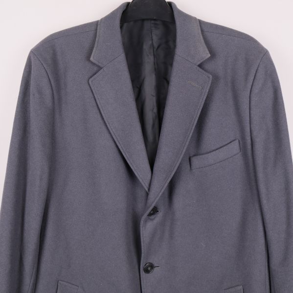 Närbild på övre framdel och krage av rocken