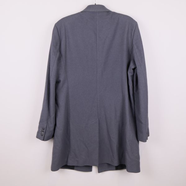 Baksidan av grå lång rock med enkel söm