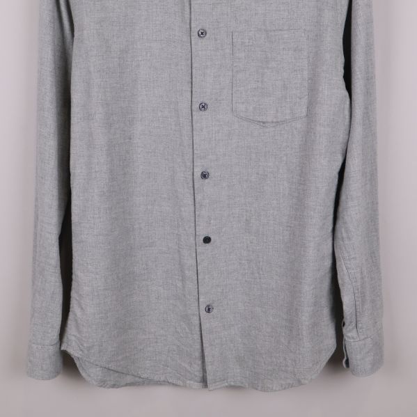 Nedre del av skjortan med knappar och fåll