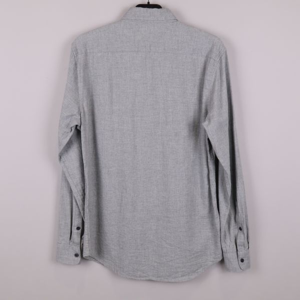 Baksidan av grå långärmad skjorta 