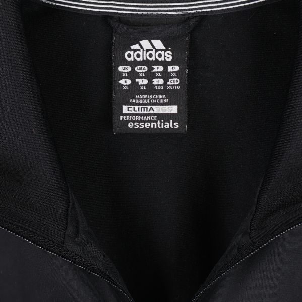 Närbild på adidas-etikett och storleksinfo i kragen