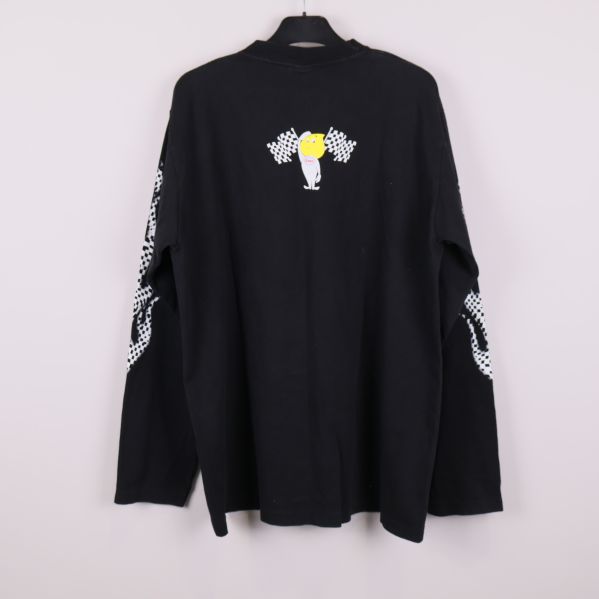 Baksidan av svart tröja med figur och flaggor upptill