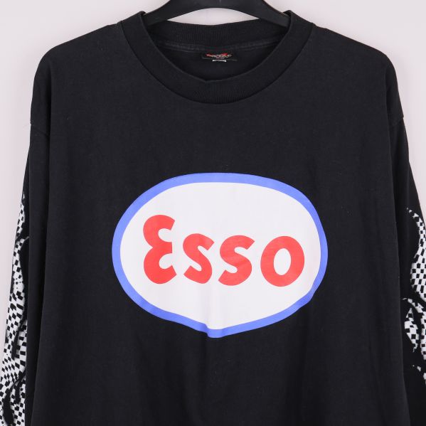 Närbild på Esso-tryck över bröstet på svart tröja