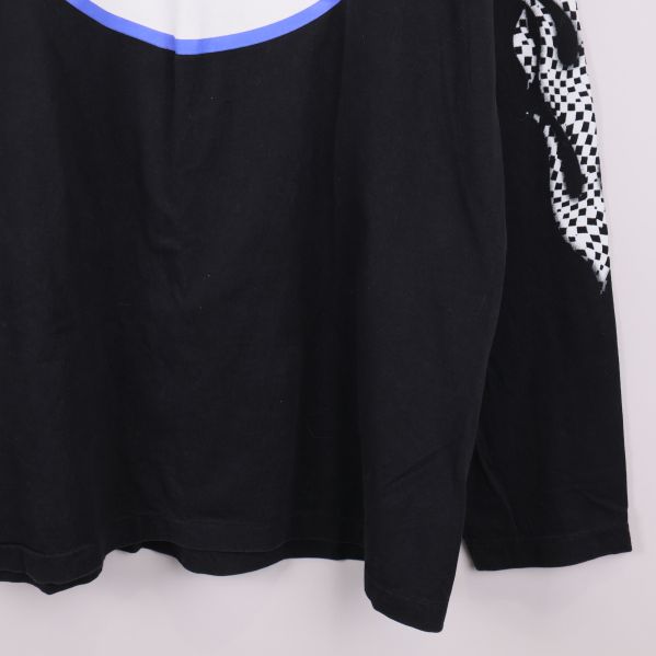 Svart tröja med rak fåll och vitmönstrade ärmar