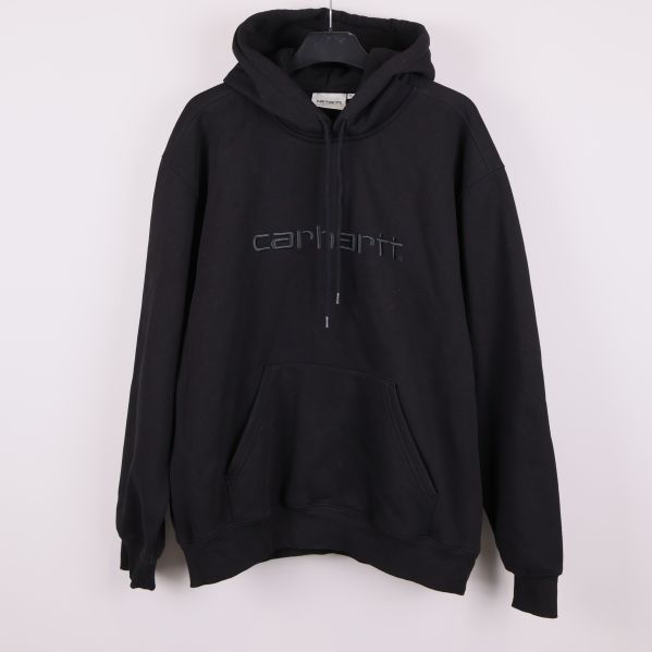 Svart hoodie med logotyp från Carhartt hängande på galge
