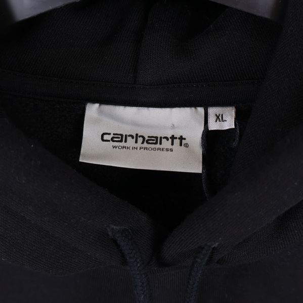 Närbild på Carhartt-etikett och storlek XL i nacken