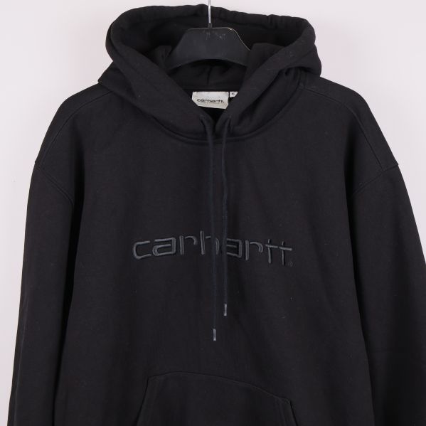 Framsida av hoodie med broderad Carhartt-logga och ficka