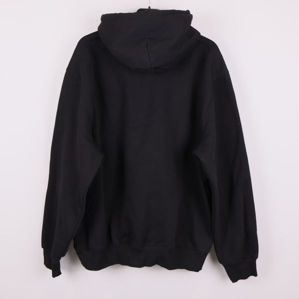 Baksidan av svart hoodie med huva