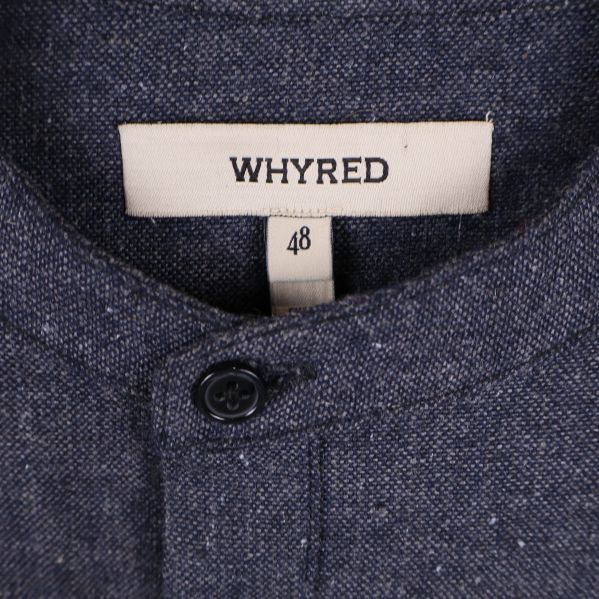 Närbild av krage och etikett med varumärket Whyred