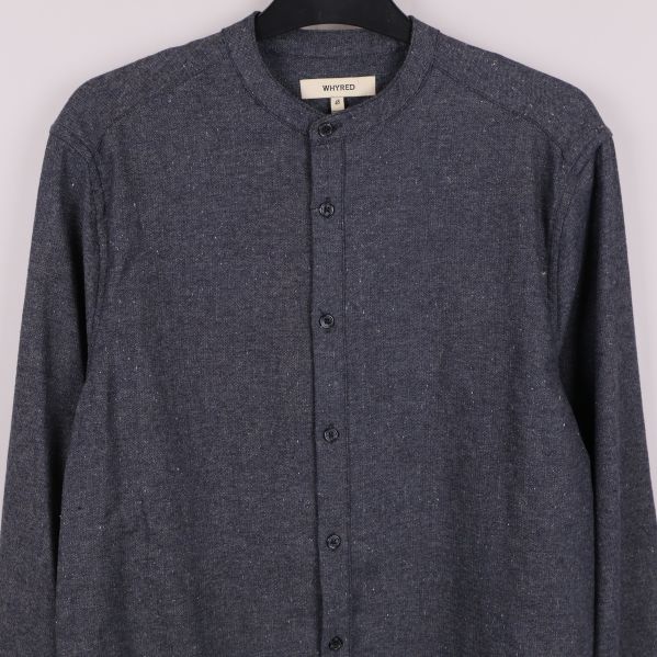 Närbild på överdel och axlar av grå skjorta