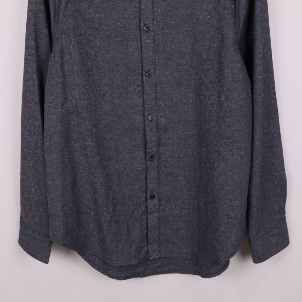 Nederdel av grå långärmad skjorta med rundad fåll