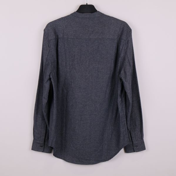 Baksida av grå långärmad skjorta med ståkrage