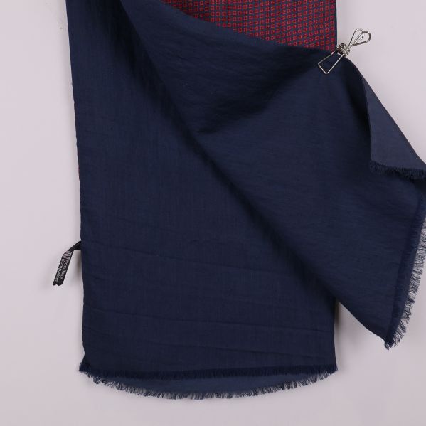 Insidan av scarfen med enfärgad blå baksida