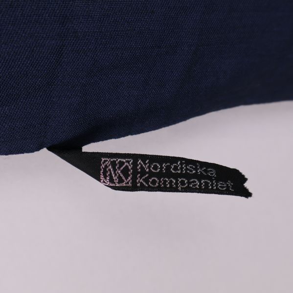 Närbild på etikett med Nordiska Kompaniet-logotyp