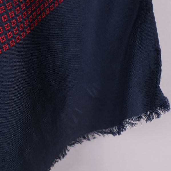 Närbild på fransarna på scarfens blå ände