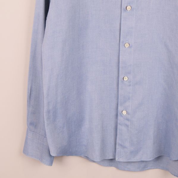 Närbild av nederkant av skjortans framsida