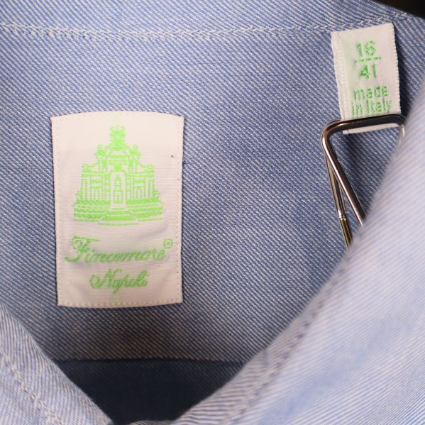 Närbild på etikett Freeman Nyköping i nacken