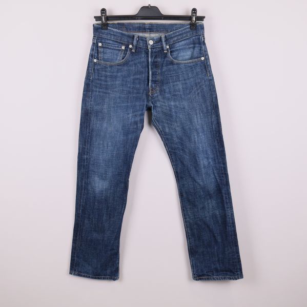 Framsida av mellanblå raka Levi's jeans 