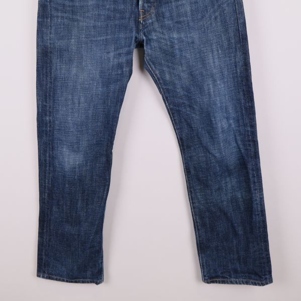 Nedre delen av raka blå Levi's jeans