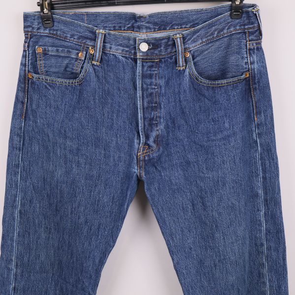 Närbild av jeanslivet och fickor framtill