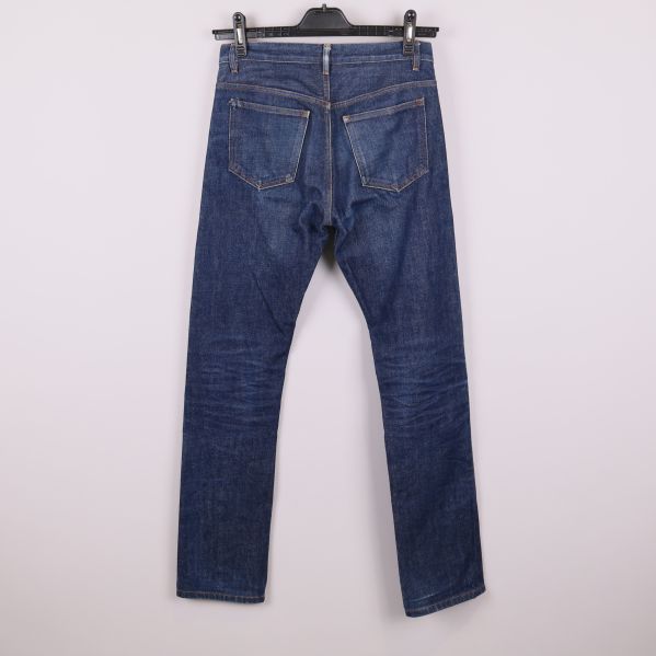 Baksidan av blå jeans med två fickor