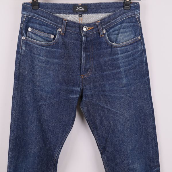 Detalj på jeansens övre framsida med fickor