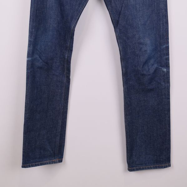 Närbild på jeansens ben och fåll