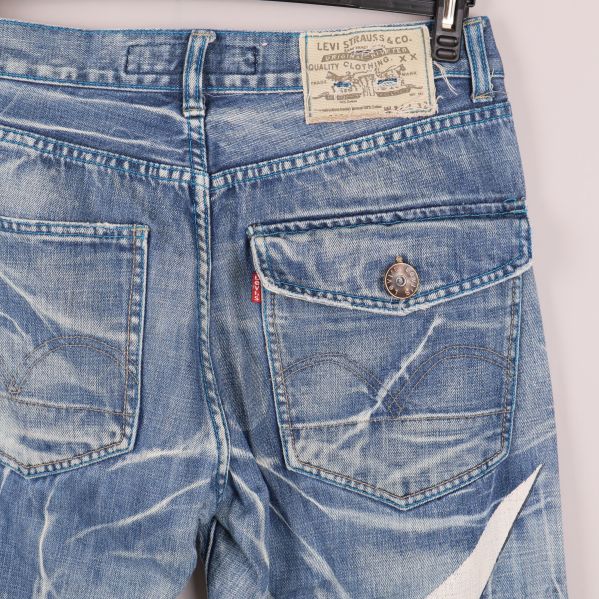 Baksidans övre del med fickor och märkning på jeans