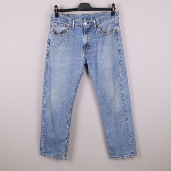 Framsidan av ljusblå Levi's jeans