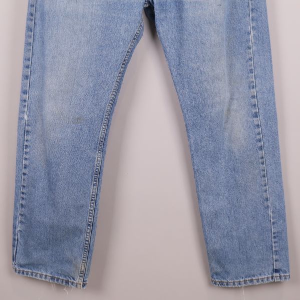 Jeansben med lätt slitning och rå kant