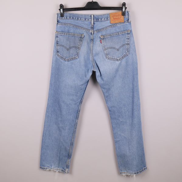 Baksidan av ljusblå Levi's jeans med patch